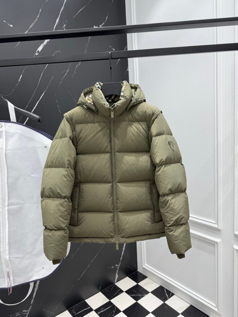 moncler maya hooded short down olijf groen (copy)