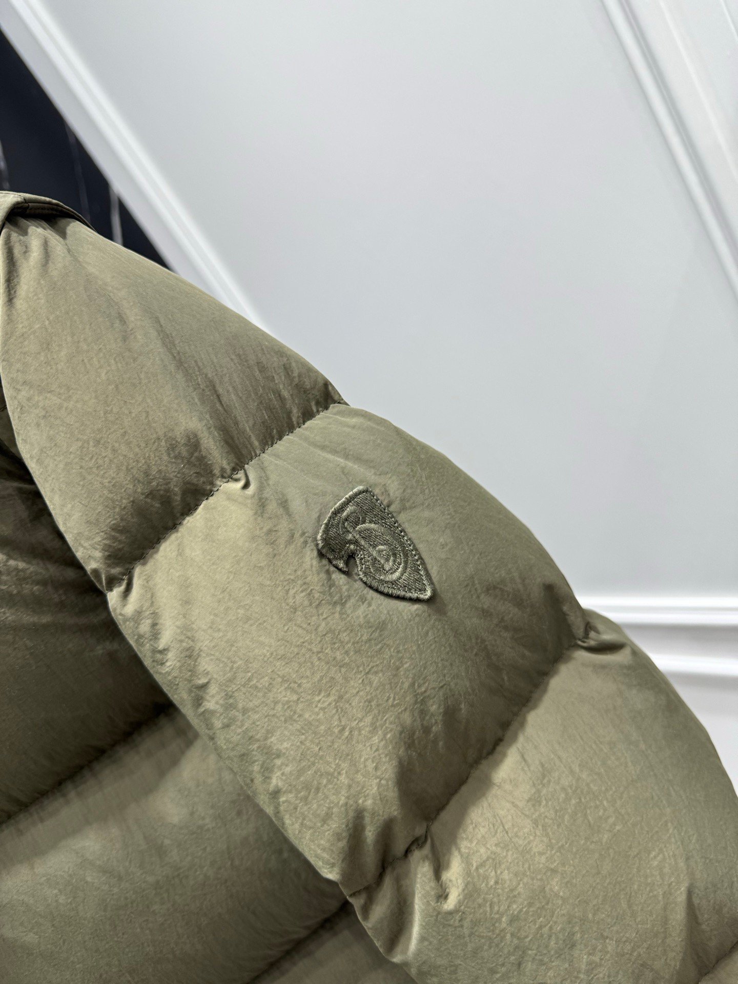 moncler maya hooded short down olijf groen (copy)