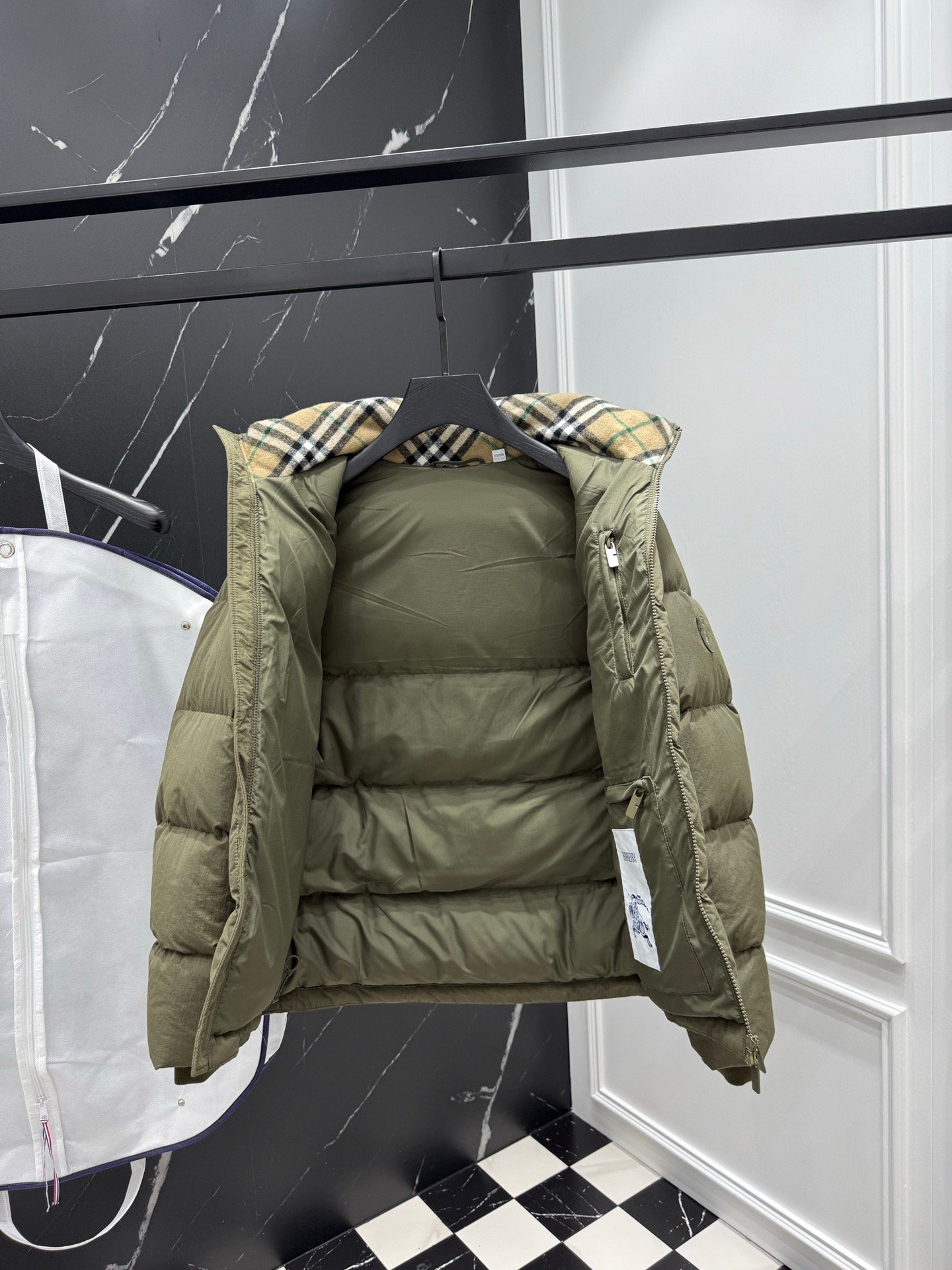 moncler maya hooded short down olijf groen (copy)
