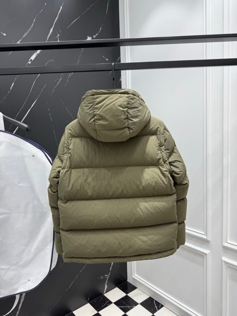 moncler maya hooded short down olijf groen (copy)