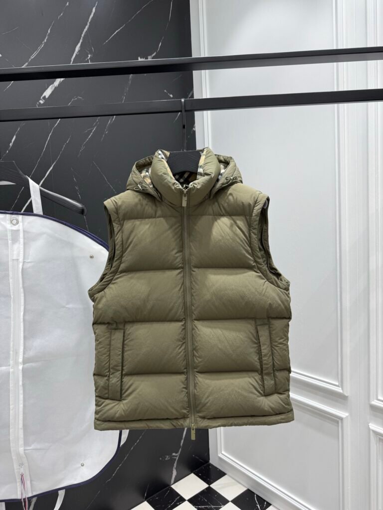 moncler maya hooded short down olijf groen (copy)