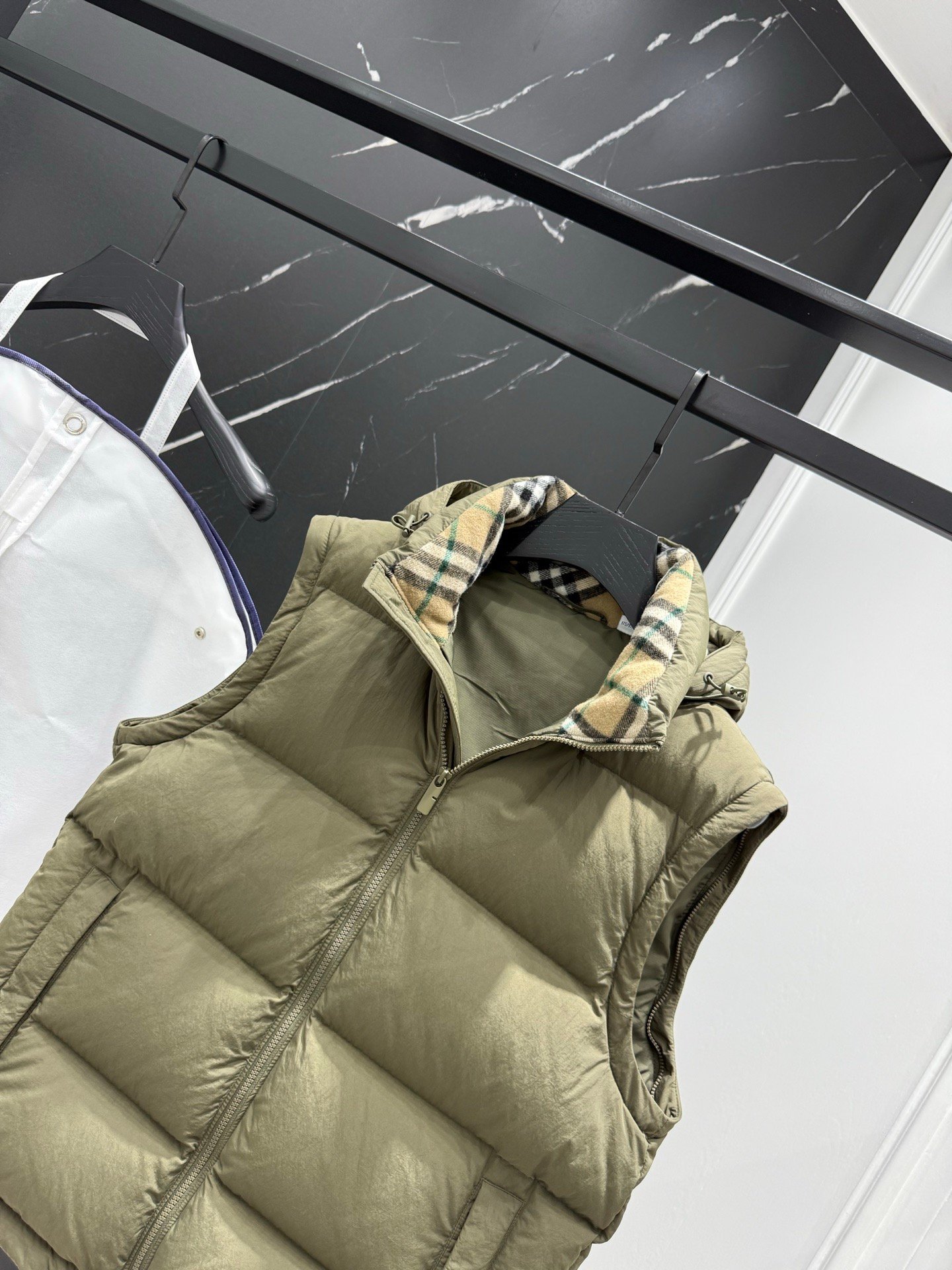 moncler maya hooded short down olijf groen (copy)