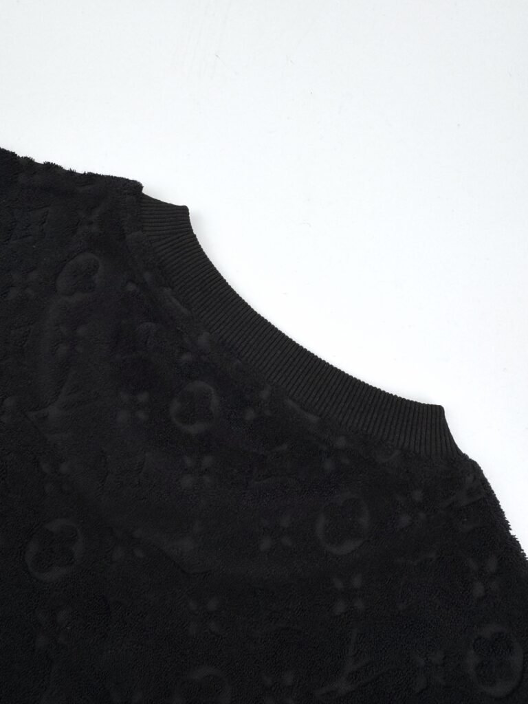 embossed louis vuitton t shirt rood (copy)