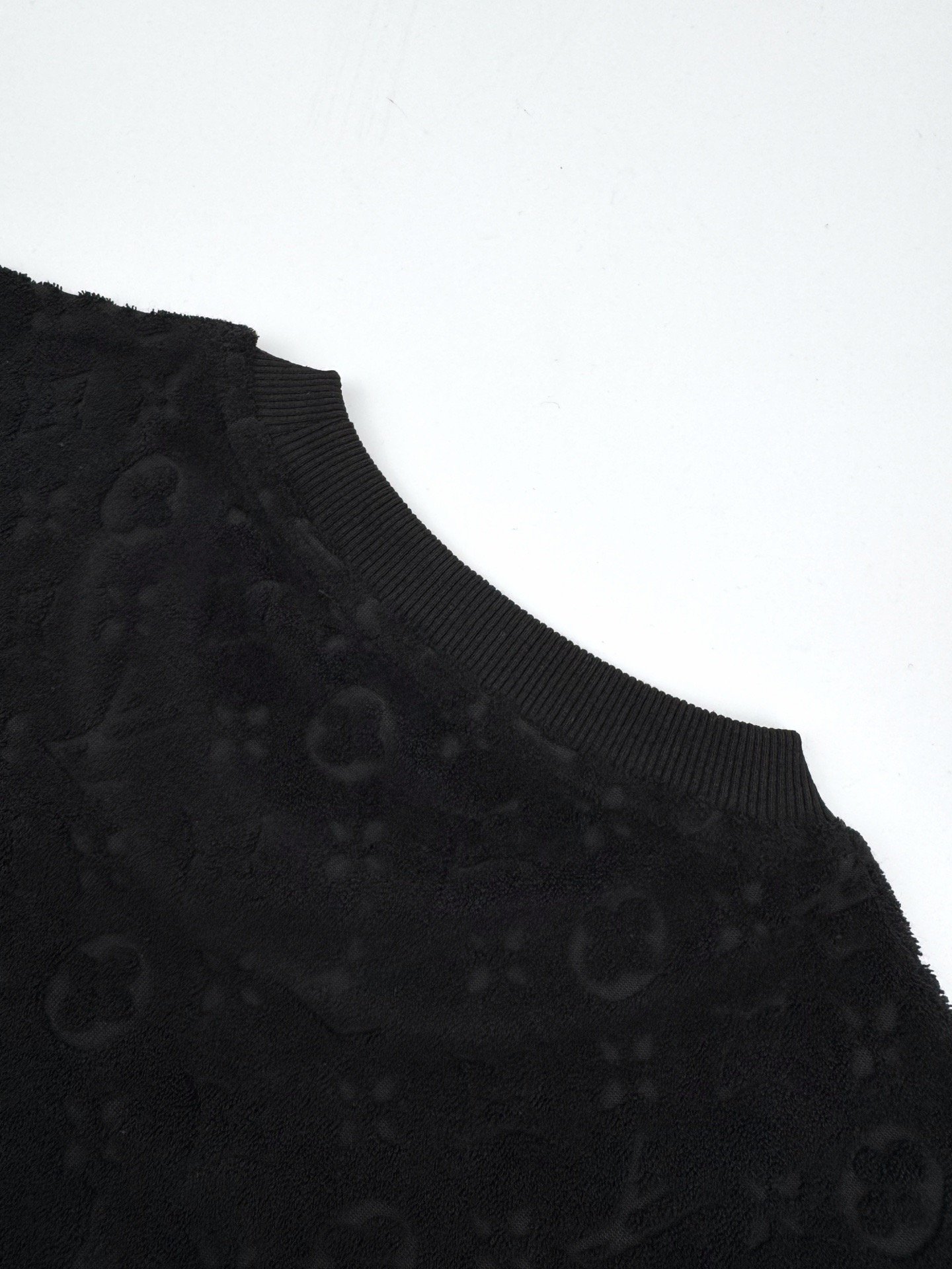 embossed louis vuitton t shirt rood (copy)