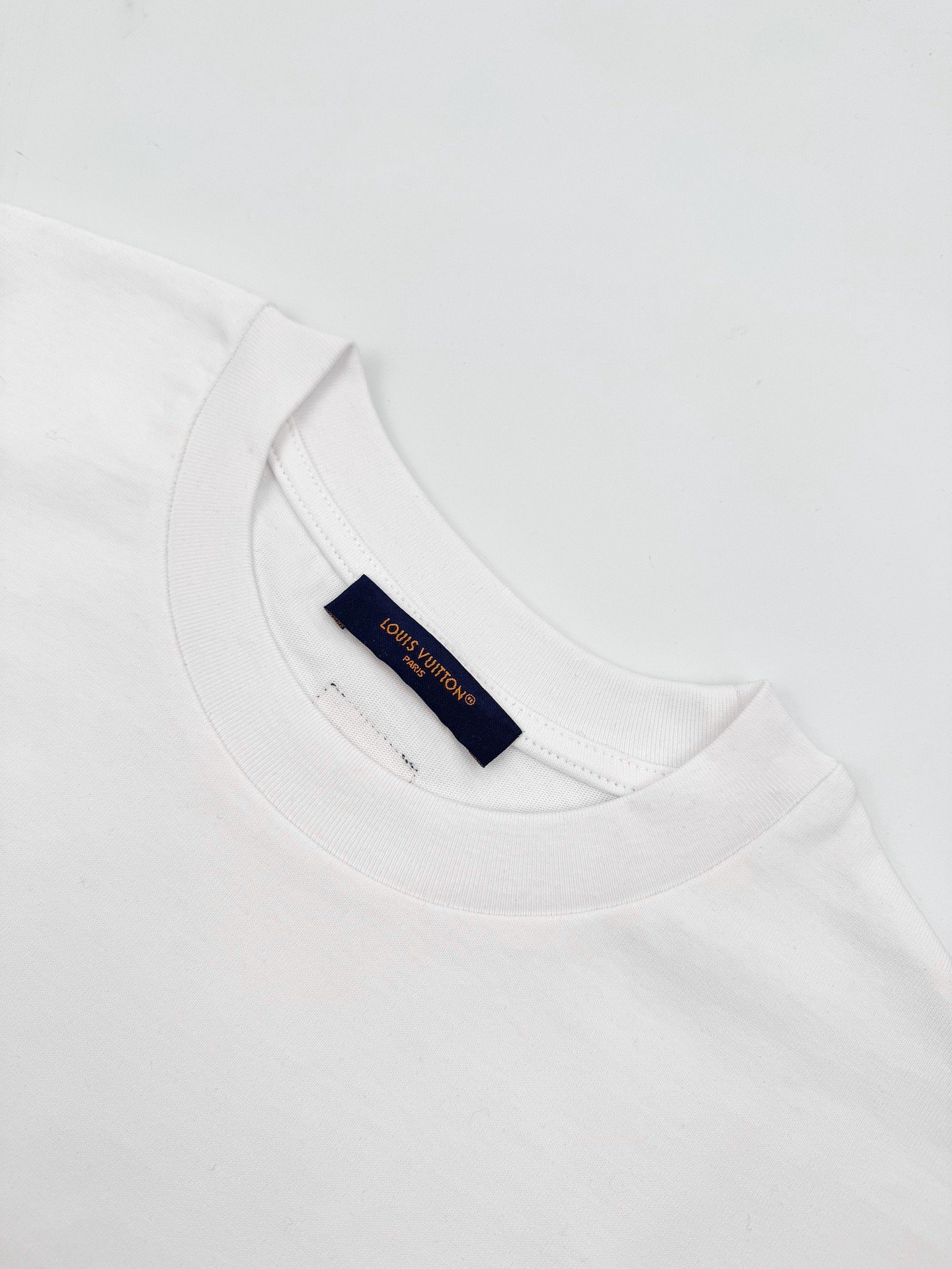 embossed louis vuitton t shirt zwart (copy)