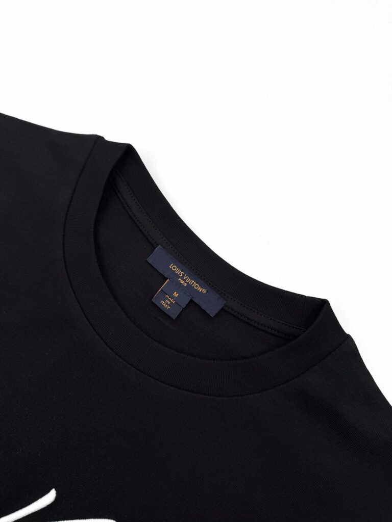 embossed louis vuitton t shirt zwart (copy)