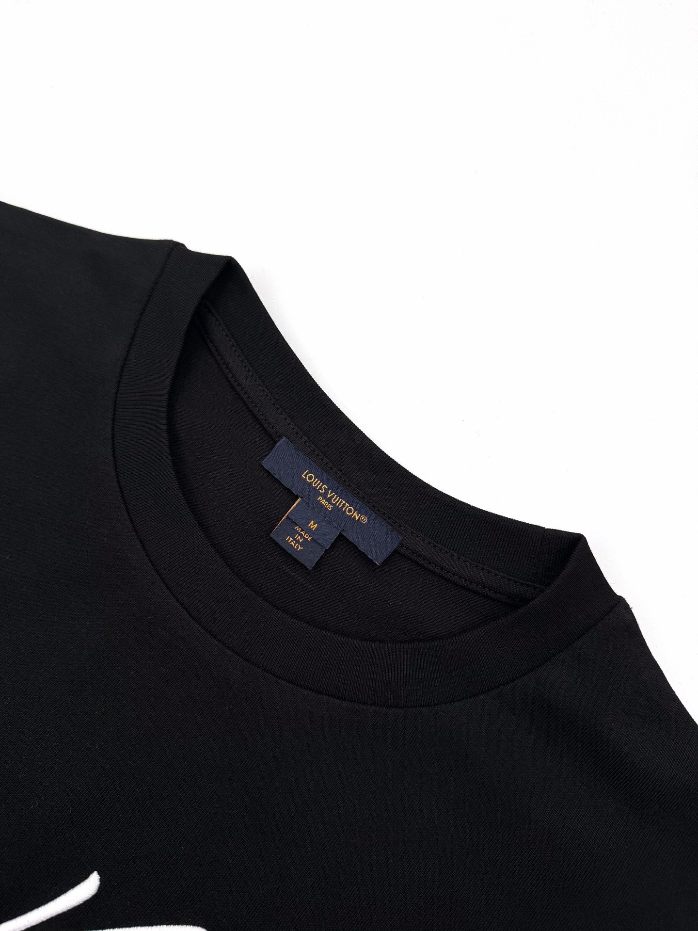 embossed louis vuitton t shirt zwart (copy)