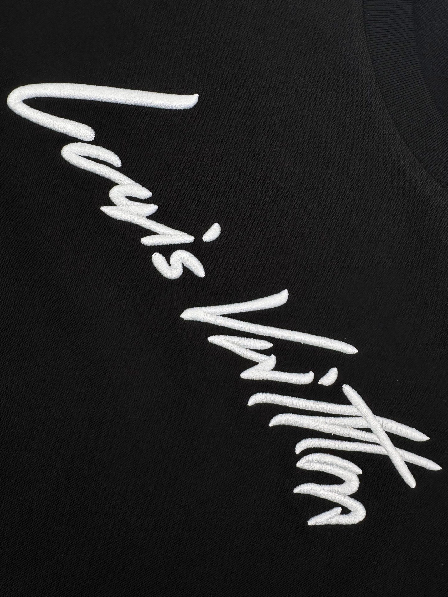 embossed louis vuitton t shirt zwart (copy)