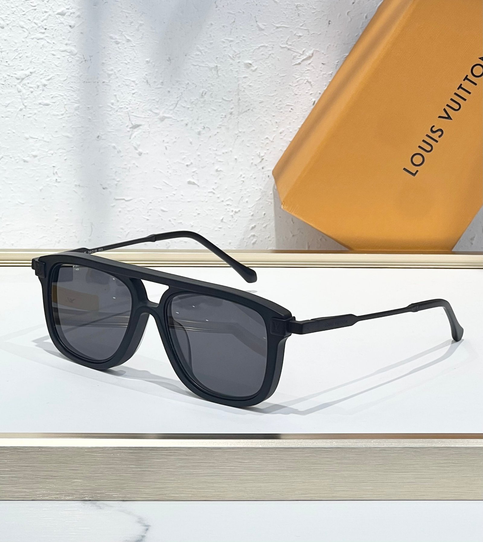 louis vuitton legacy round zwart