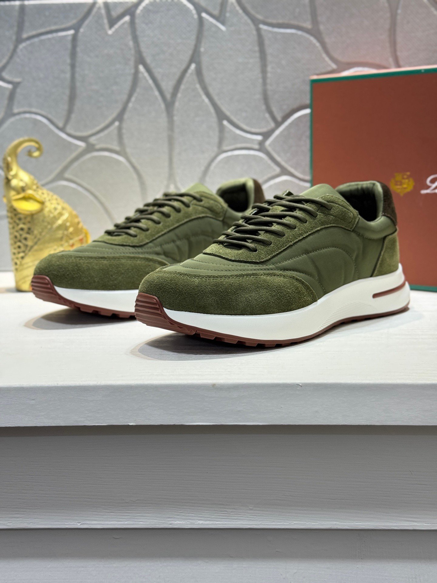 louis vuitton runner tatic sneakers kaki (copy)