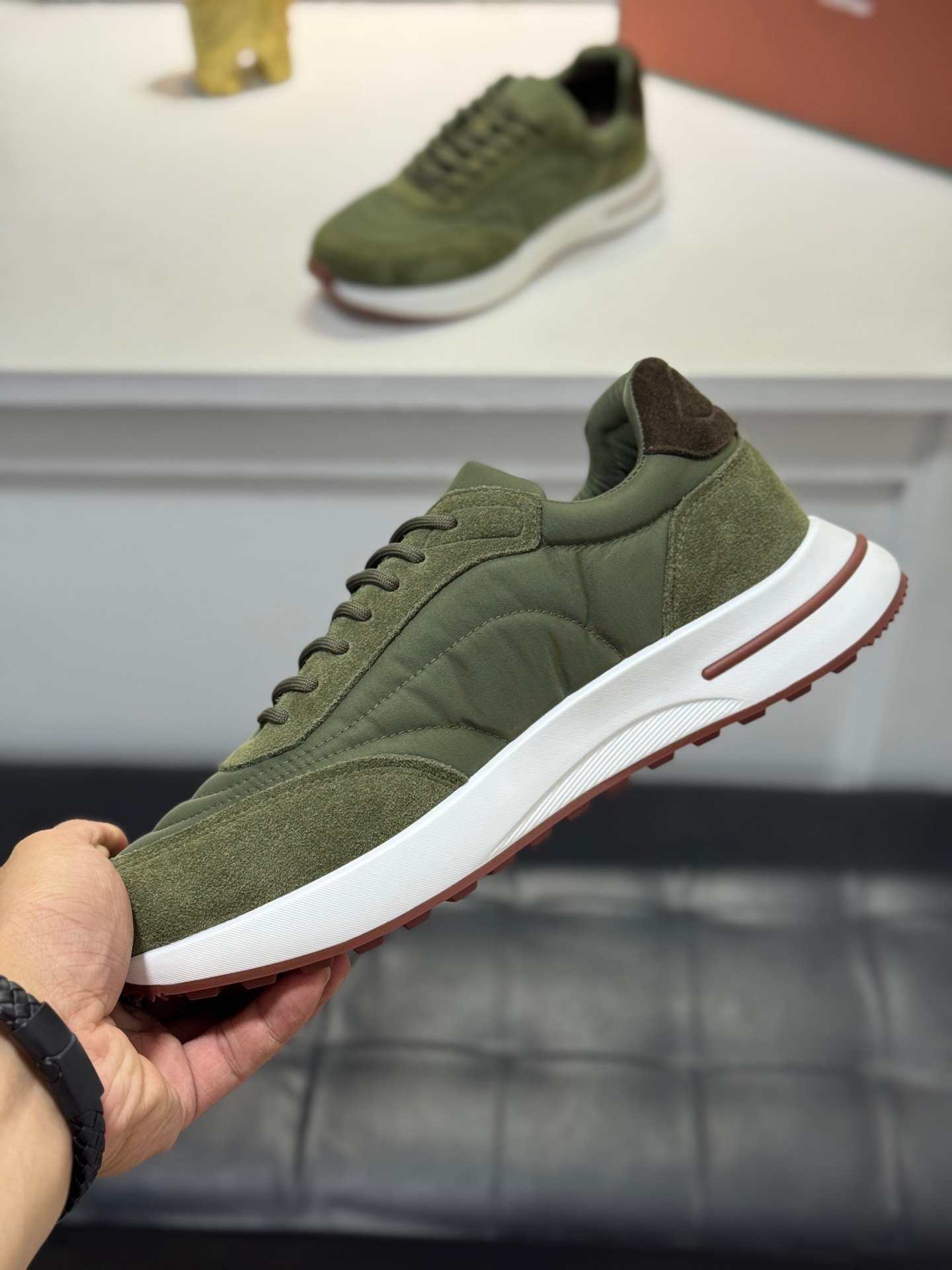 louis vuitton runner tatic sneakers kaki (copy)