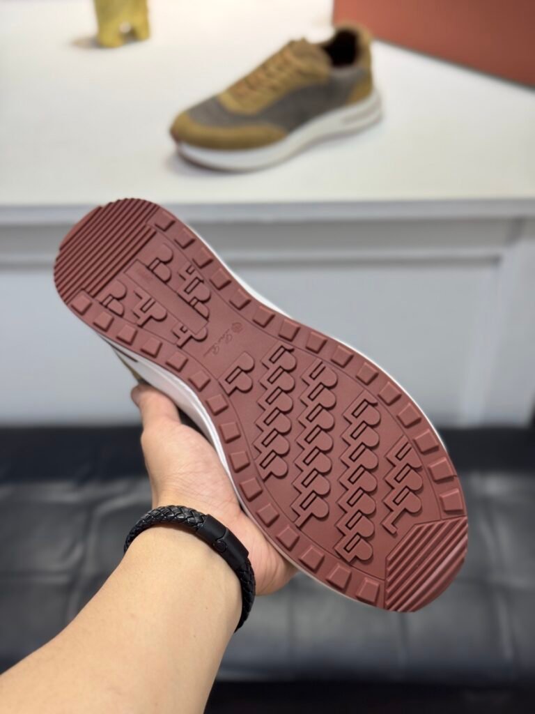 louis vuitton runner tatic sneakers kaki (copy)