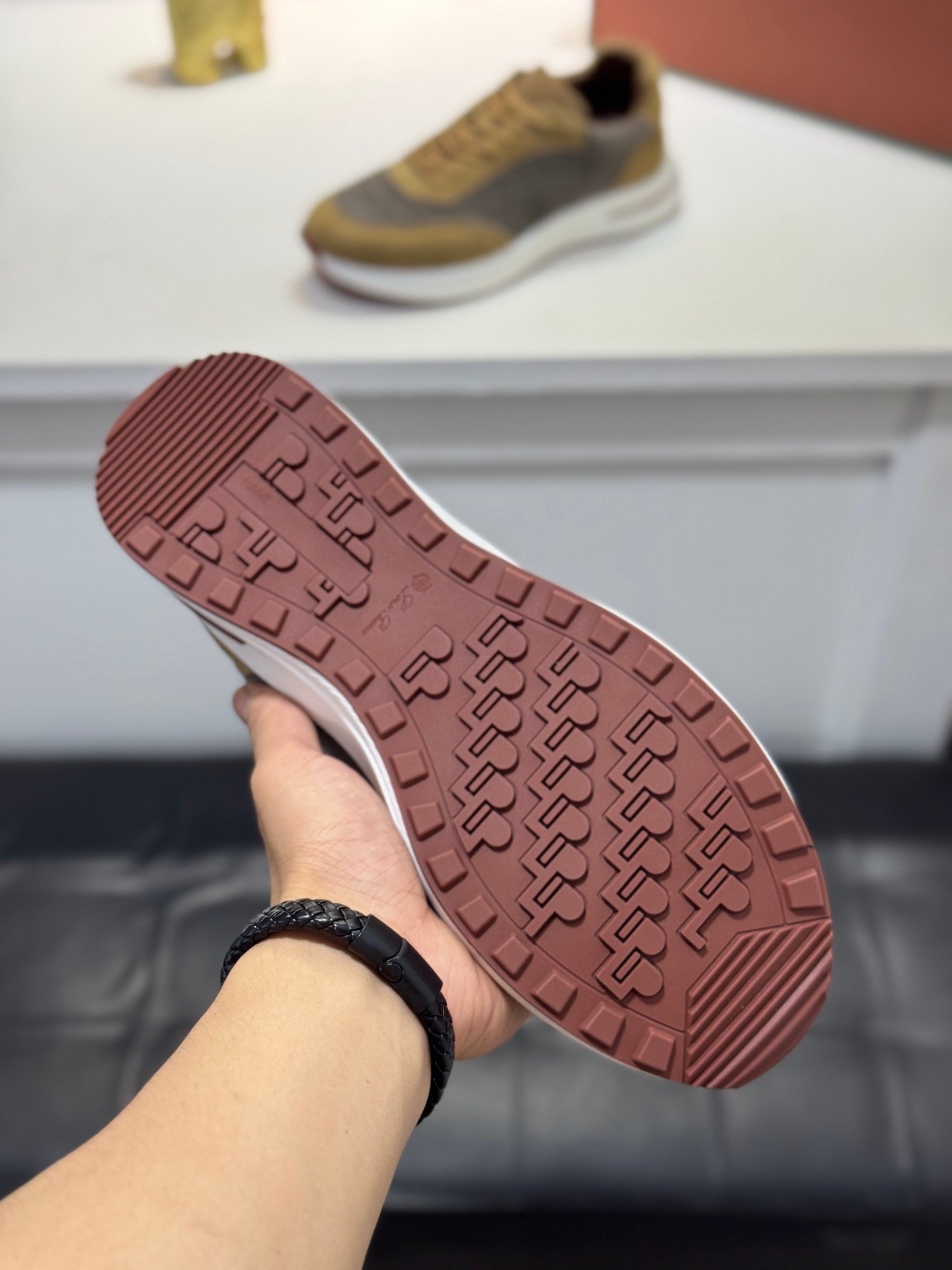 louis vuitton runner tatic sneakers kaki (copy)