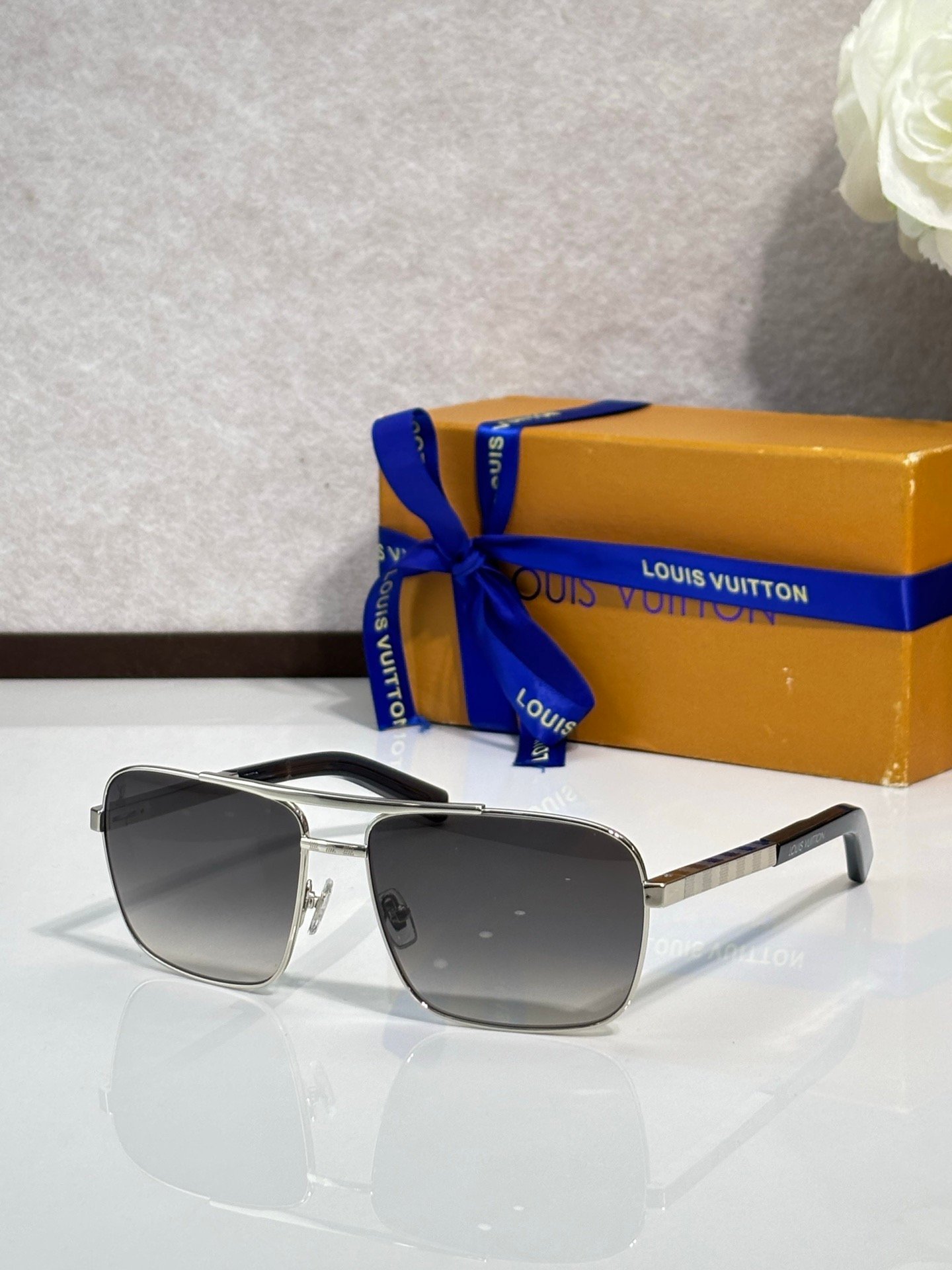 louis vuitton attitude grijs