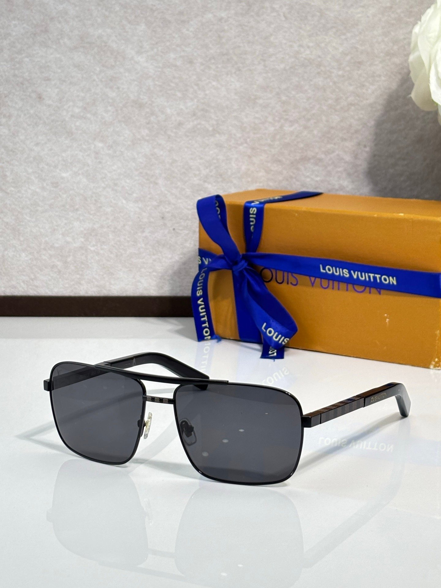 louis vuitton attitude grijs