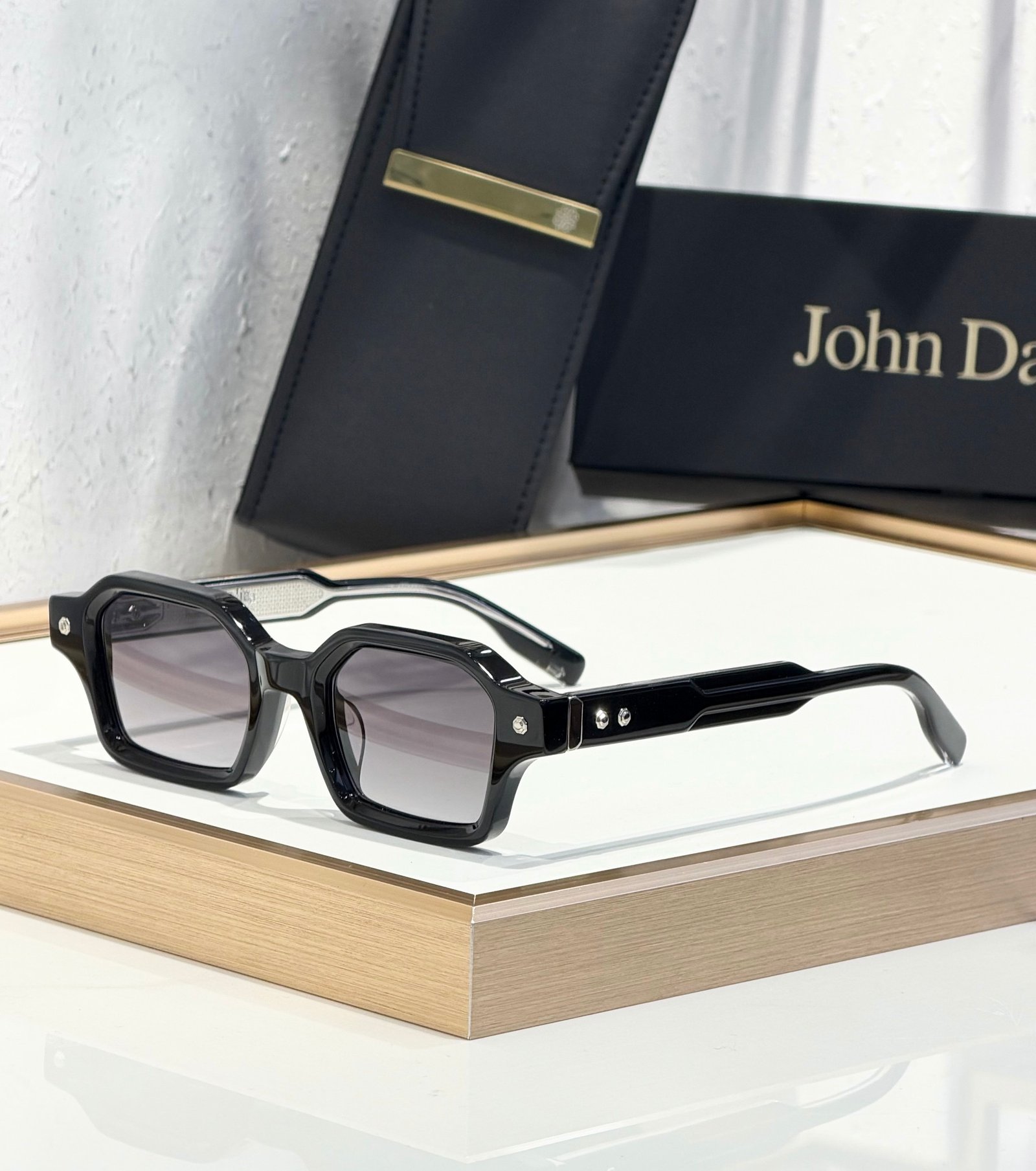 john dalia project 05 zwarte frame metallic glazen (copy)